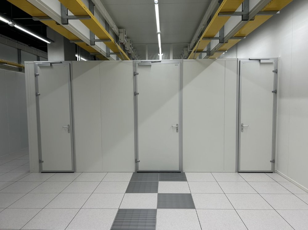 Geïsoleerde sandwichpanelen met toegangsdeuren
